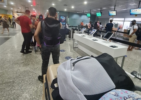 Aeroporto de Manaus registra aglomeração durante pico da pandemia no Brasil