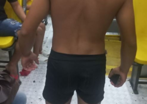 Criminosos deixam passageiro só de cueca após assalto em ônibus de Manaus; vídeo