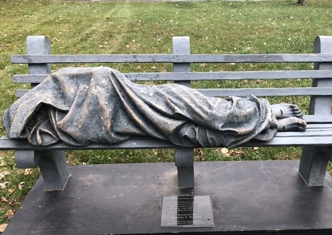 Polêmica estátua de ‘Jesus sem Teto’ chama atenção para moradores de rua