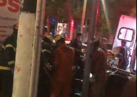 Mulher morre e criança fica ferida em acidente entre carro e caminhão baú em Manaus