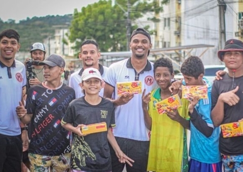 Elenco do Manauara distribui chocolates para crianças do Viver Melhor