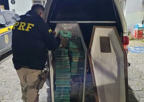 PRF apreende 50 kg de crack escondido dentro de caixão em carro funerário