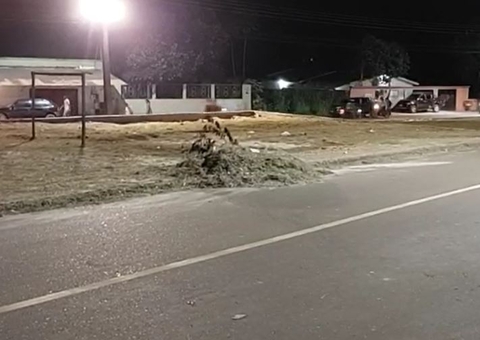 Motociclista fica ferido ao bater em lixo deixado à beira de rua no Amazonas 