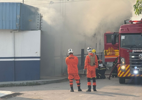 Incêndio na fábrica de salgadinhos Denito's já dura mais de duas horas no Terra Nova
