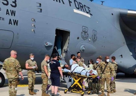 Mulher afegã entra em trabalho de parto durante voo de refugiados para os EUA