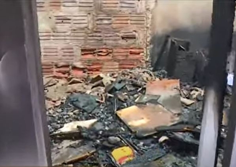 Moradores acordam com casa em chamas em Manaus; Criança e idosos estavam dentro