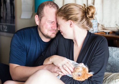 Ensaio fotográfico de casal 'parindo' gato viraliza na web