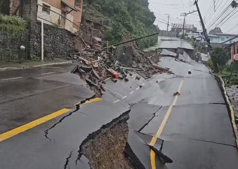 Rua desmorona em Gramado e moradores abandonam casa às pressas