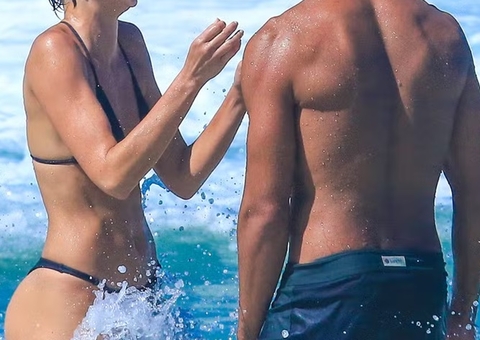 Agatha Moreira e Rodrigo Simas elevam a temperatura com beijaços na praia