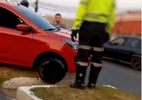 Motorista tenta fazer retorno proibido e fica com carro preso em canteiro central em Manaus