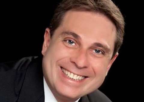 Presidente da Ageman Fábio Alho recebe medalha de honra na CMM