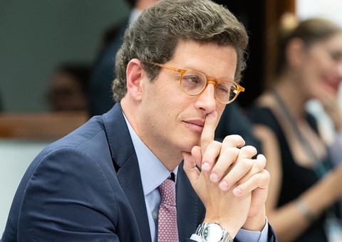 Famosos e políticos fazem tuítaço pela saída de Salles de ministério 