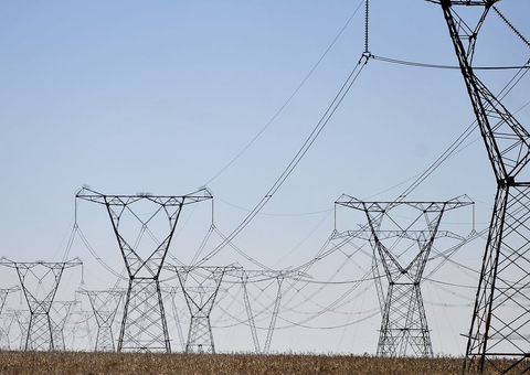 Ministro negocia acordo para suspensão de reajuste da conta de luz