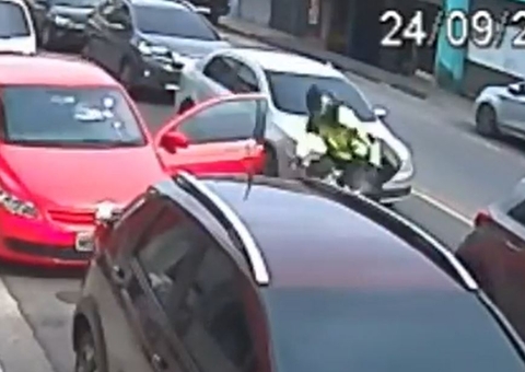 Vídeo: Agente de trânsito 'voa' de motocicleta ao se chocar com porta de carro em Manaus