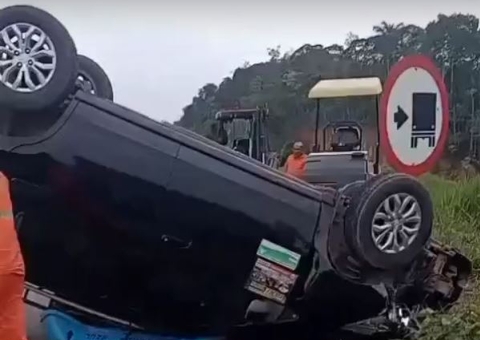Motorista e passageiros ficam feridos após táxi capotar na BR-174