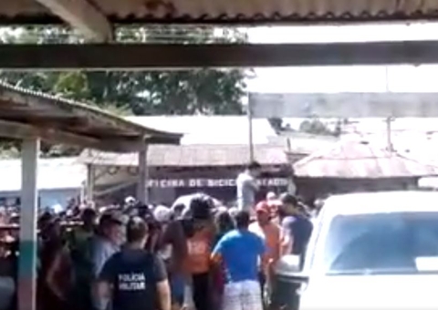 Vídeos: População ameaça invadir delegacia e linchar suspeito de matar bebê atropelada no Amazonas