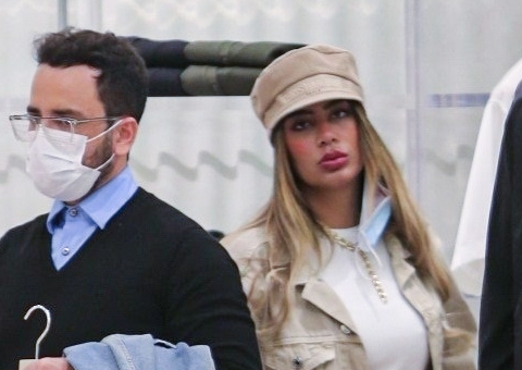 Sem máscara, irmã de Neymar ostenta em shopping cercada de seguranças