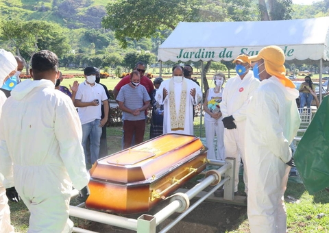 Sob aplausos e cerimônia restrita, Agnaldo Timóteo é enterrado no RJ