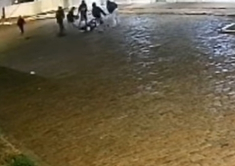 Jovem é brutalmente espancado e tem veículo destruído por grupo homofóbico em MS