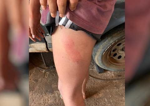 Pai ameaça matar filho gay por assistir filme pornô