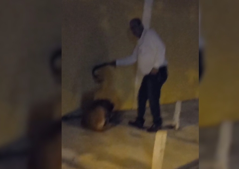 Cachorro chora de dor ao apanhar de cinto por homem em parque