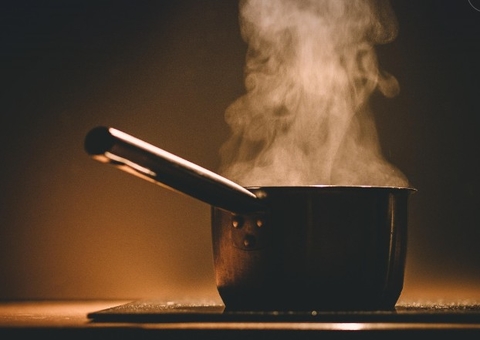 Homem joga água quente em criança e é espancado no Jorge Teixeira