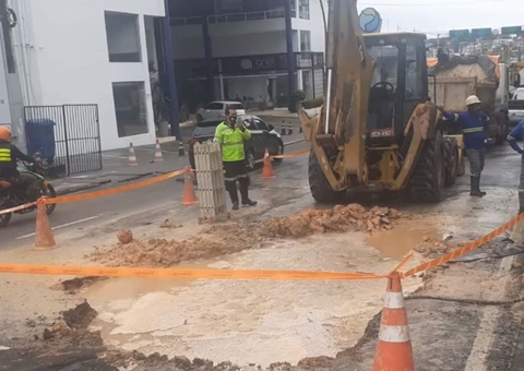 Tubulação rompe e  faz cratera engolir trecho de avenida em Manaus