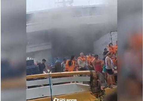 Carga de barco pega fogo e desespera passageiros no Amazonas; vídeo
