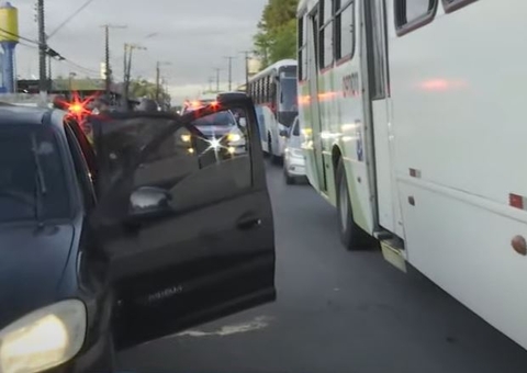 Trânsito fica caótico em avenida após ataque com 1 morto e 3 feridos em Manaus