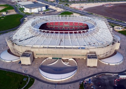 Estádio Ahmad Bin Ali, 'casa' de brasileiros, é à beira do deserto no Qatar
