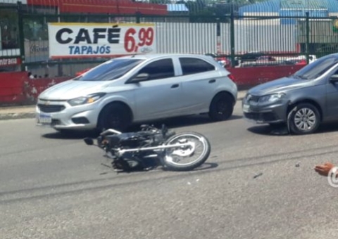Motociclista fica ferido após acidente na Bola do Produtor, em Manaus