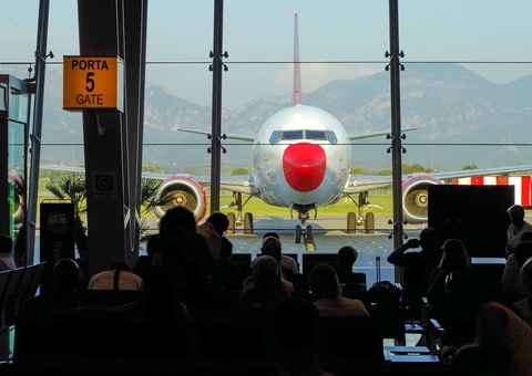 Governo anuncia quarentena de cinco dias para viajantes não vacinados