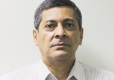 Diretor da Prodam passa mal durante coletiva e é socorrido às pressas em Manaus