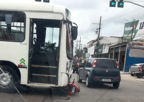 Acidente entre ônibus e motocicleta deixa homem ferido em Manaus