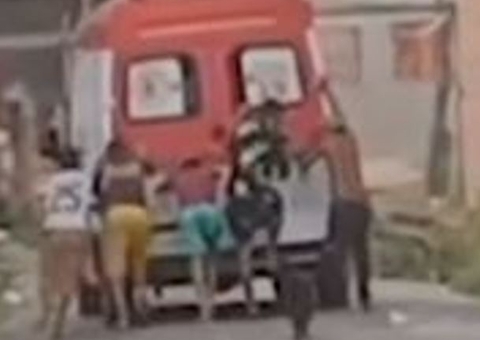 Ambulância sofre pane após atravessar igarapé para buscar idoso em Manaus