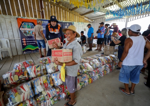 Mais de 3 mil famílias recebem ajuda humanitária durante seca dos rios no Amazonas