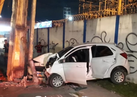 Adolescente fica preso às ferragens após pegar carro escondido e colidir com poste em Manaus