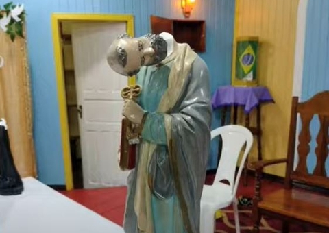 Vândalos invadem igreja no Amazonas e decepam cabeças de santos 