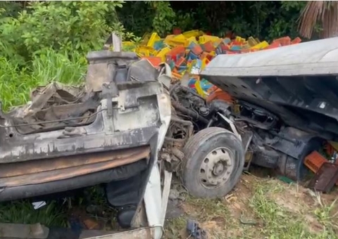 Dois adultos e 16 estudantes ficam feridos em violento acidente na BR-174