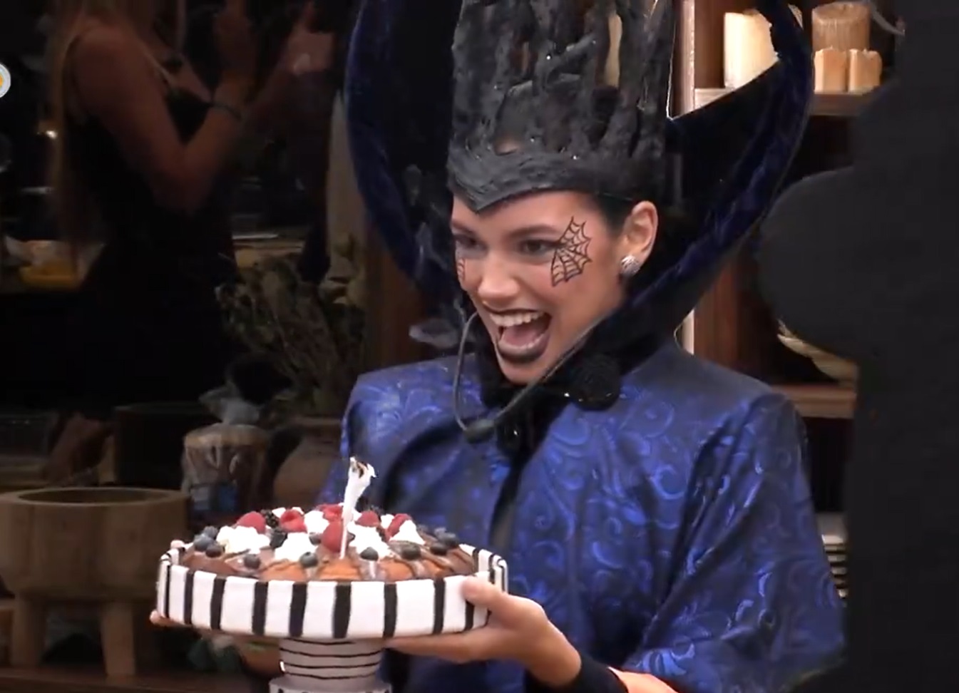 Alane ganha parabéns de brothers com direito a bolo; sister não pode comer