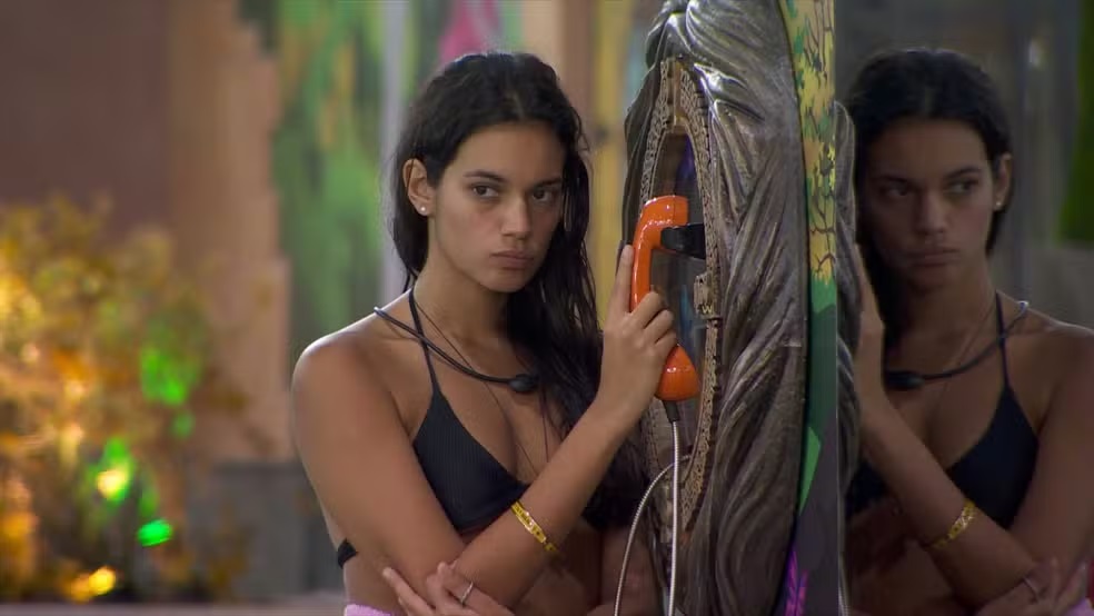 Alane e Beatriz 'acampam' em frente ao Big Fone