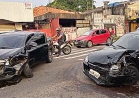 Acidente entre carros deixa ferido em avenida de Manaus