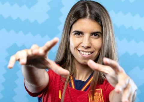Alba Redondo sacode Espanha com homenagem a tio e beijo na namorada