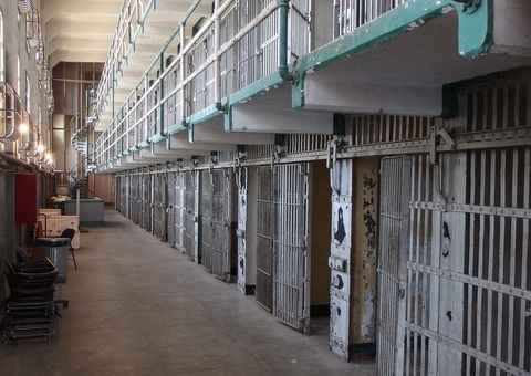 STF suspende julgamento de prisão especial para curso superior