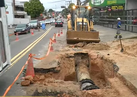 Cratera se abre no meio de avenida e deixa trânsito complicado em Manaus