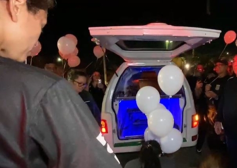 Delegado morto a tiros é homenageado na frente de delegacia onde atuava em Manaus