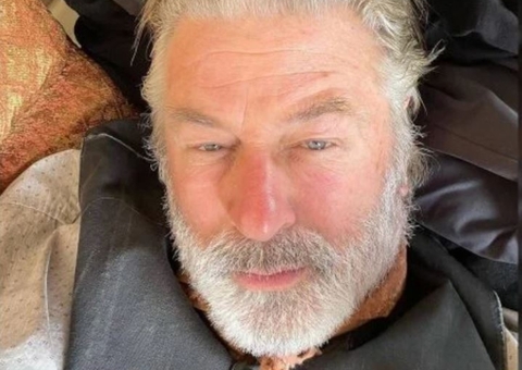 Alec Baldwin é processado por eletricista que o acusa de negligência em set