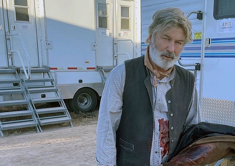 Alec Baldwin mata diretora de fotografia com tiro acidental durante gravações de 'Rust'