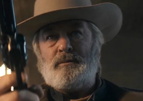 Julgamento de Alec Baldwin por morte de diretora tem reviravolta e ator cai no choro