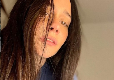 Nua, Alessandra Negrini encanta fãs em foto com bumbum de fora